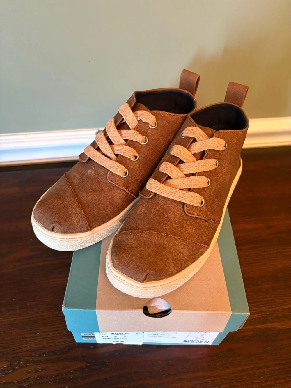 Boys Tom’s boots size 2